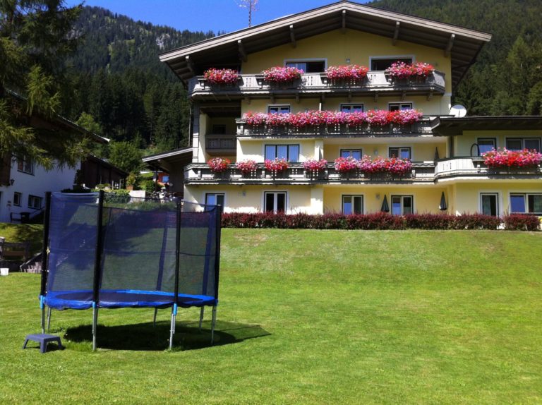 Ferienwohnungen Haus Lechner - Gartenansicht mit Trampolin